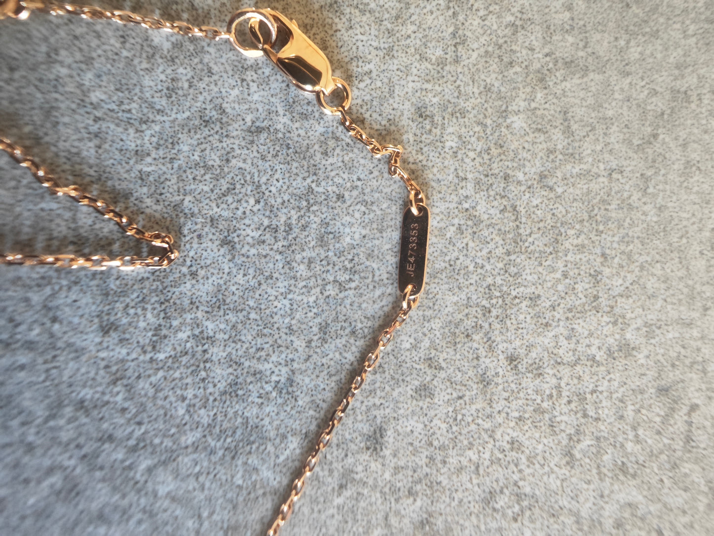 Van Cleef & Arpels collier en nacre Sweet Alhambra
