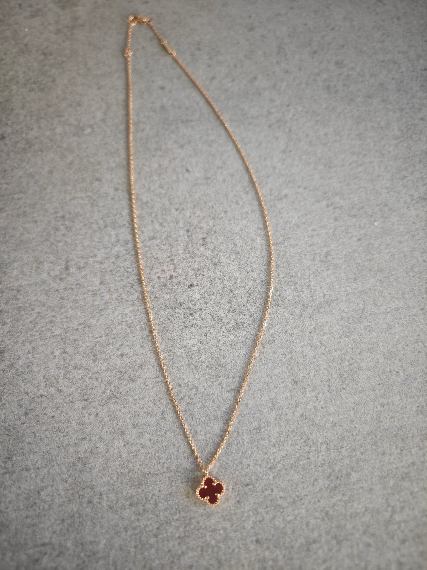 Van Cleef & Arpels collier en nacre Sweet Alhambra