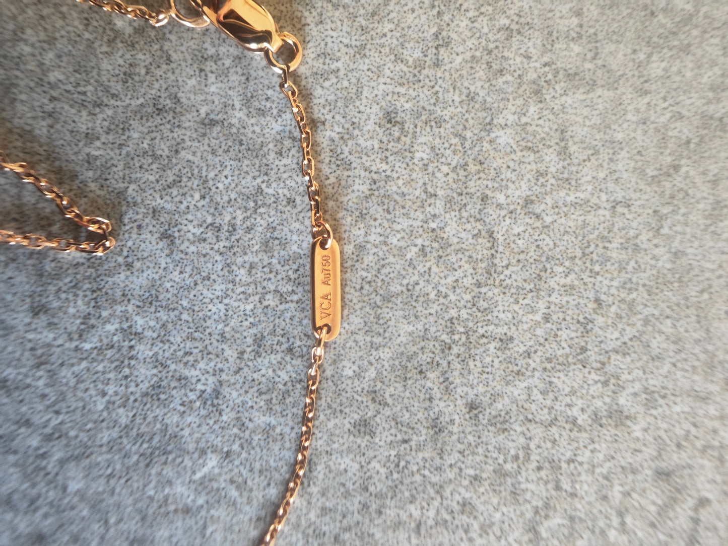 Van Cleef & Arpels collier en nacre Sweet Alhambra